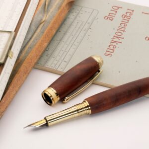 Fyldepen i mørk mahogni med guldfittings og medium BOCK nib.