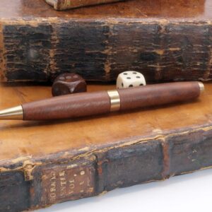 Kuglepen i mørk mahogni og bronze.