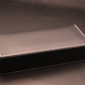 Penneæske i sort 'læder'